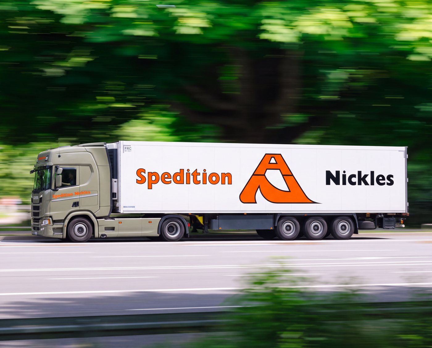 Sattelzug der Spedition Nickles in Fahrt, Umgebung durch die Geschwindigkeit verwischt